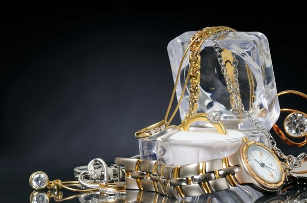 L'impact des couleurs et des matières dans le choix des bijoux